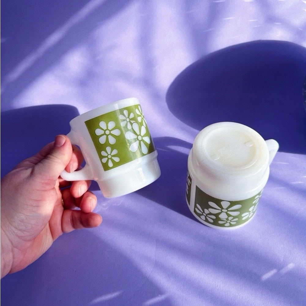 Anchor Hocking Fire King Mugs Green Flowers Milk Glass Lot Of (2) Great Cond - Picture 4 of 5